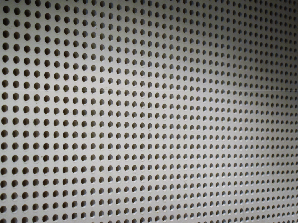 取扱建材の遮音材(有孔ボード)の写真