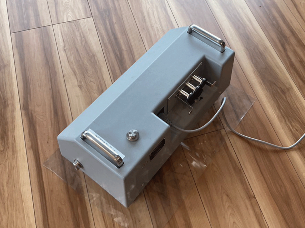 床衝撃音測定に使用するタッピングマシンの写真