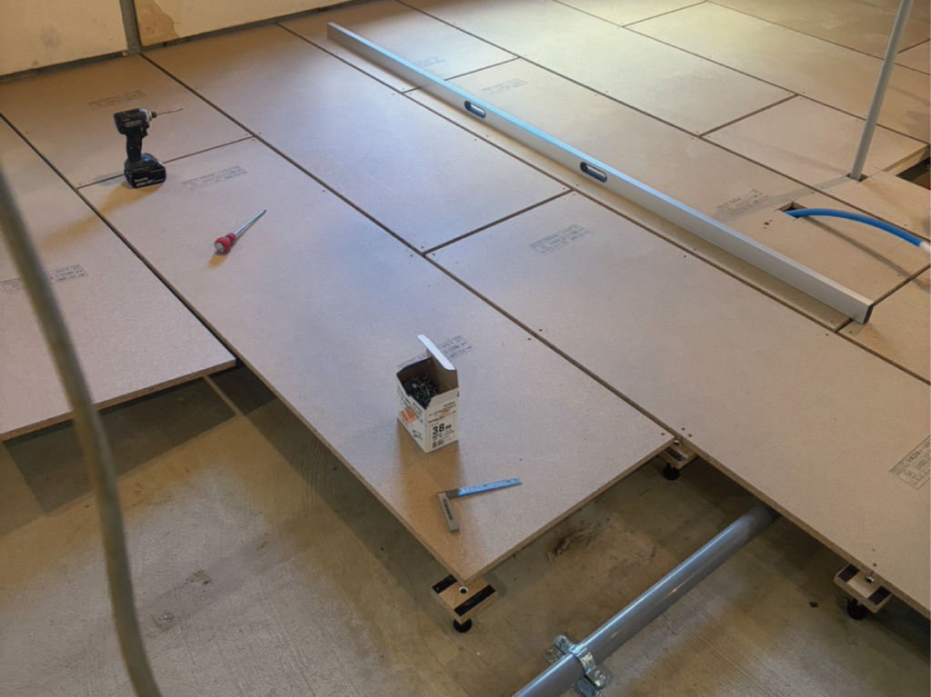 置床施工中の写真