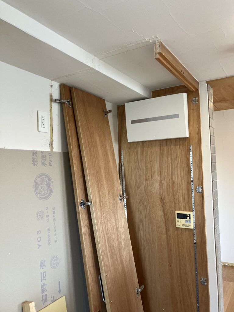 建具下をカットして納める工程